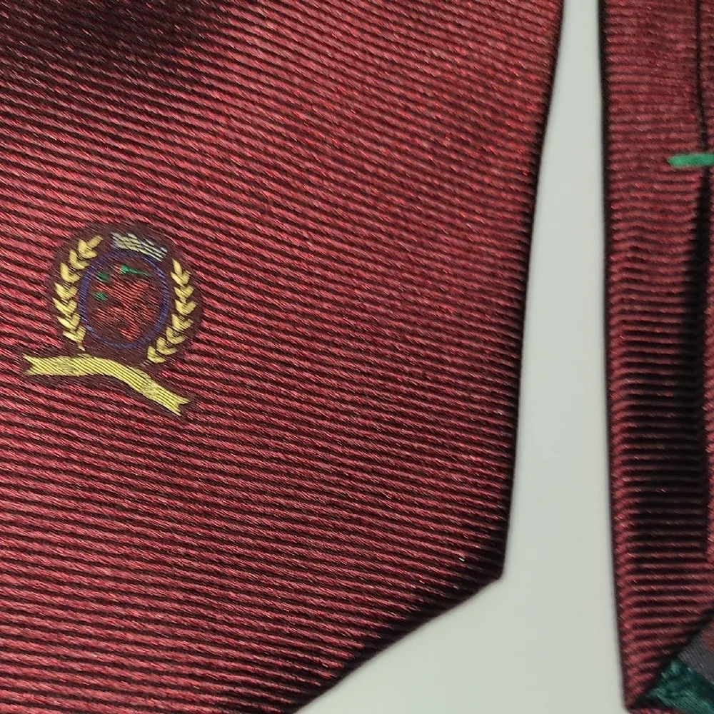 Vtg Tommy Hilfiger Italian Silk Burgundy Crest‎ Tie